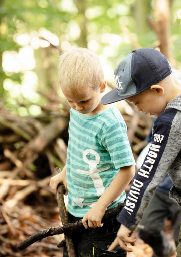 Jungen spielen im Wald Erlebnis Bungsberg 2021