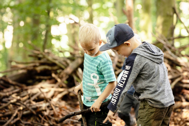 Jungen spielen im Wald Erlebnis Bungsberg 2021